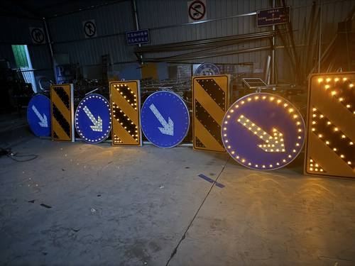 南阳南阳河南太阳能交通标牌 河南自发光交通路标牌厂家